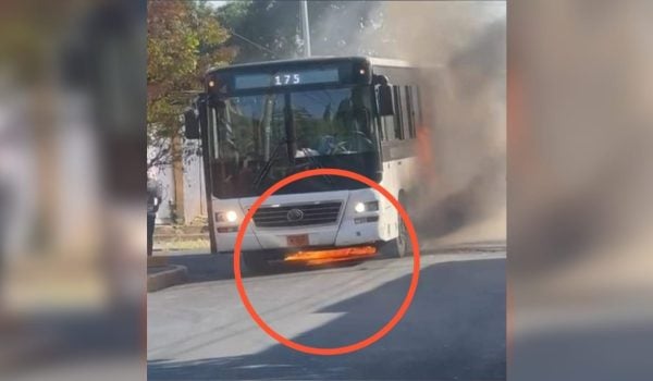 Bus chino se incendia en calles de Managua. Cooperativa dice que un colchón lo provocó