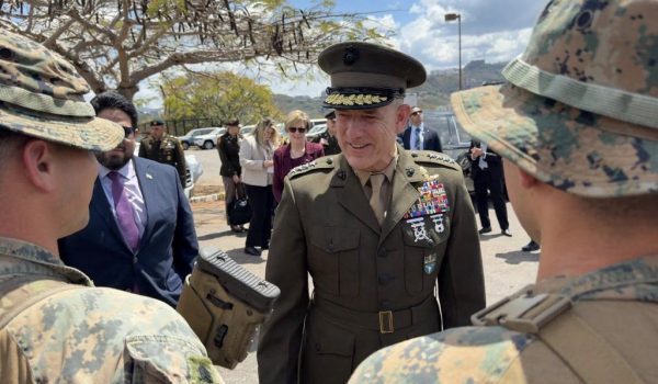 El jefe del Comando Sur visita Venezuela