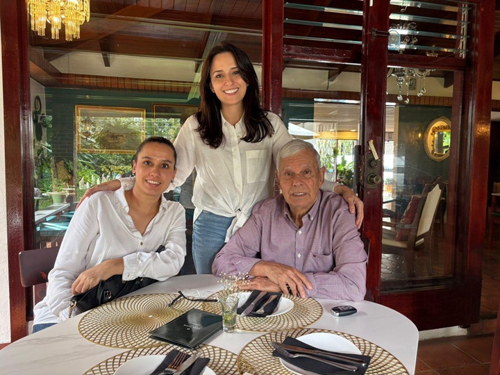 Natalia Díaz, de pie, con su padre, el médico Jorge Díaz Salazar, y su hermana Vanessa. LA PRENSA/ REDES SOCIALES
