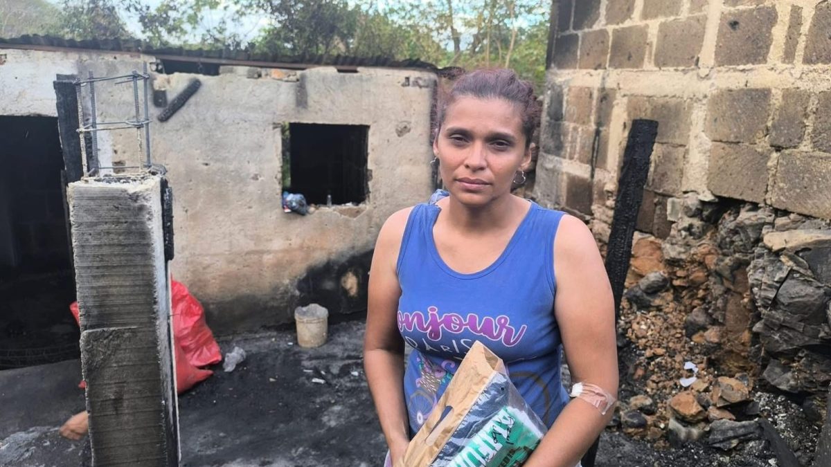 Aura Nelys Marín Calero, pierde su propiedad y enseres del hogar tras devastador incendio. Foto: Diario Patriota/facebook.