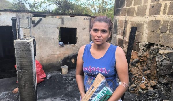 «Estamos durmiendo a la intemperie». Una mujer y sus familiares perdieron sus casas tras incendio