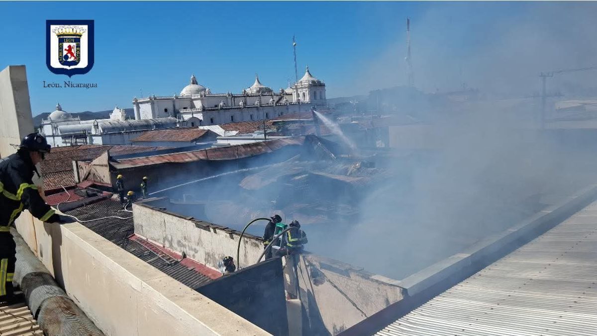 Devastador incendio en el centro histórico de León deja en escombros tres negocios. Foto: León, Nicaragua/Facebook.
