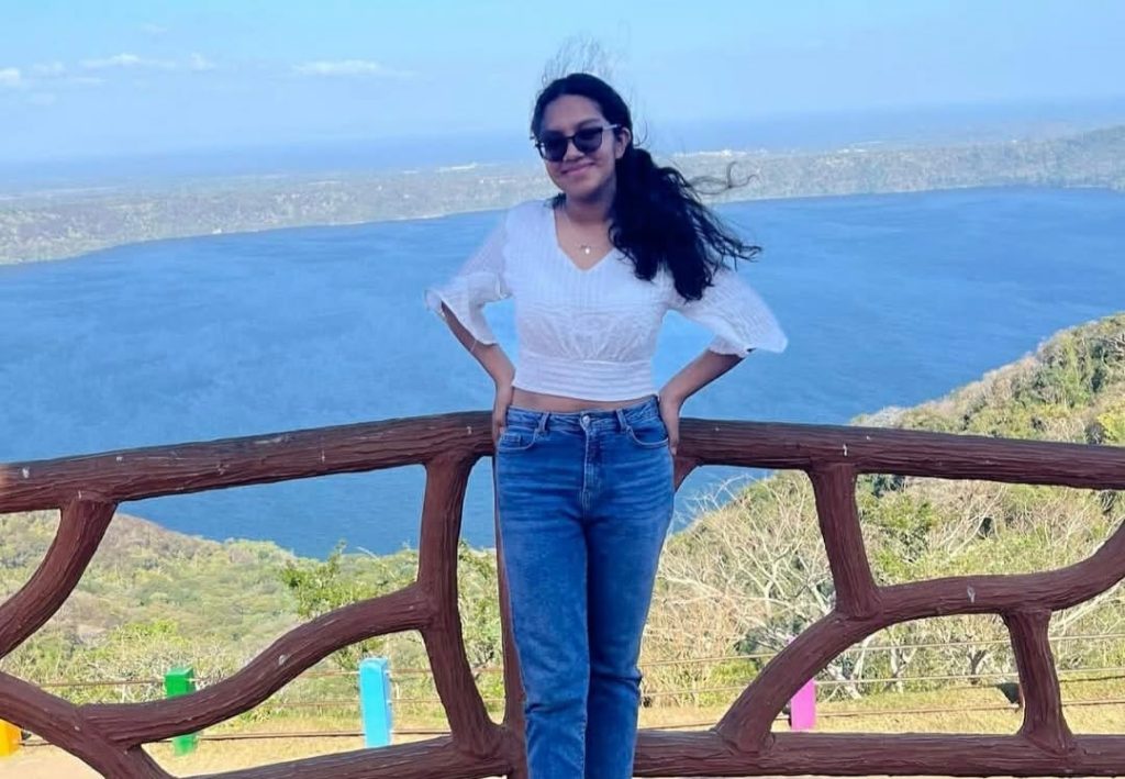 Carmen María González Selva, de 23, en el mirado de Catarina, en Masaya. Foto: Carmenn/Instagram.