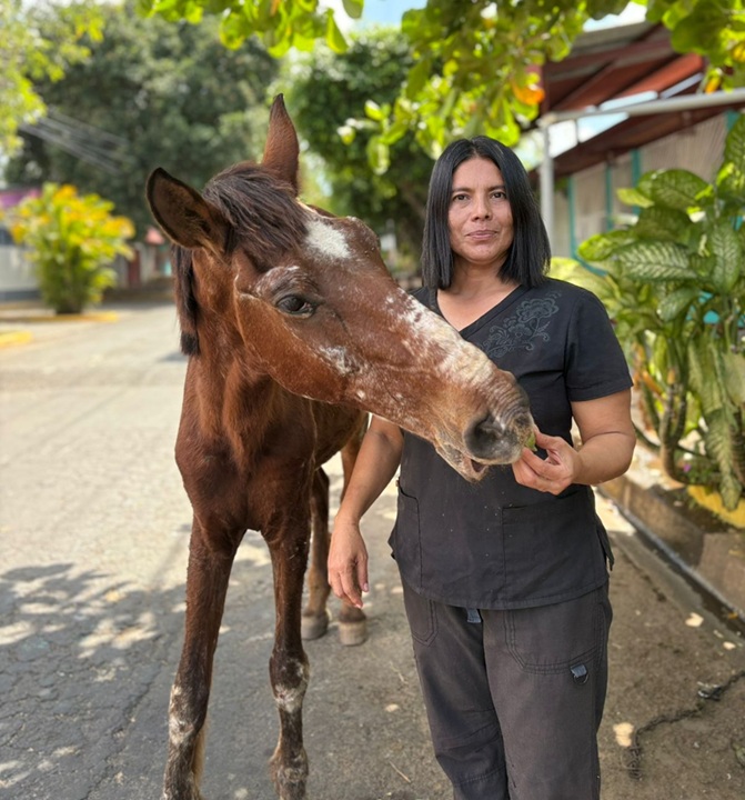 La veterinaria Heidi Gómez junto a Khalifa. LA PRENSA/ CORTESÍA