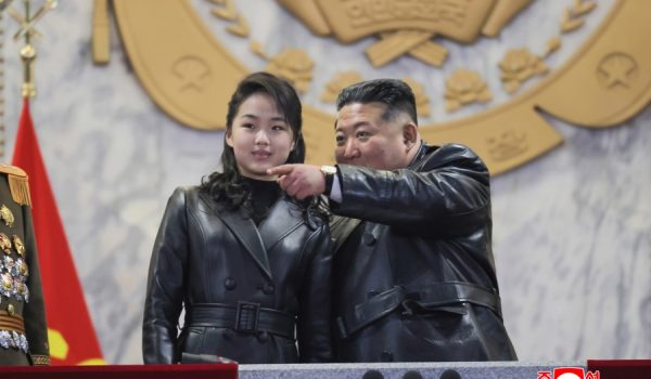 La hija adolescente de Kim lo acompaña en desfile militar y refuerza su perfil de sucesora designada del régimen
