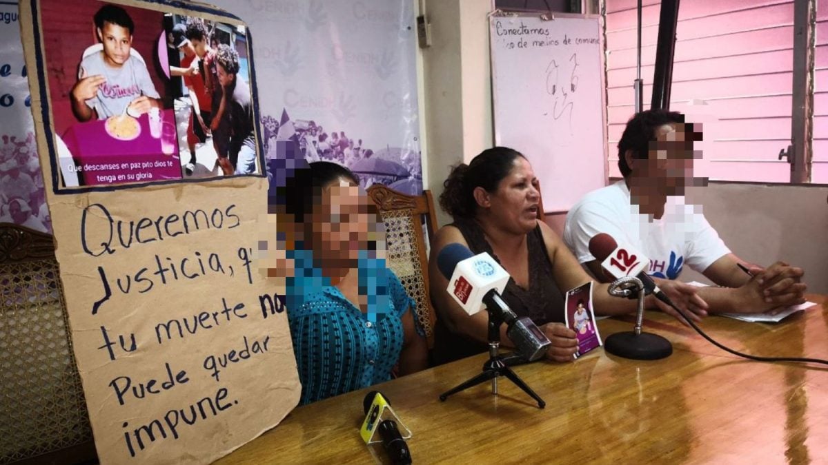 En medio de la foto Jessica Patricia Rivas, madre del joven Jesser Josué Rivas. LA PRENSA/ARCHIVO