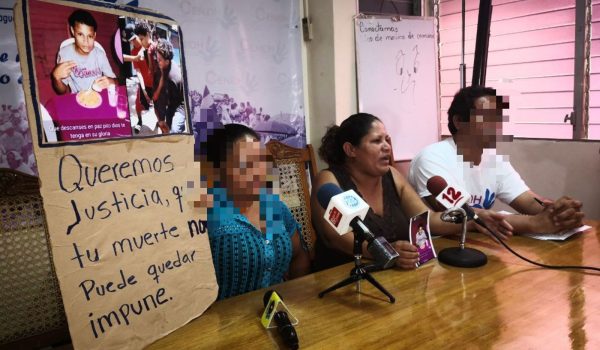 En medio de la foto Jessica Patricia Rivas, madre del joven Jesser Josué Rivas. LA PRENSA/ARCHIVO