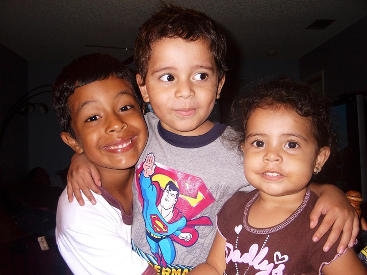 Mark Vientos cuando era un niño, a la izquierda, junto a sus hermanos. LA PRENSA/ TOMADA DE REDES SOCIALES