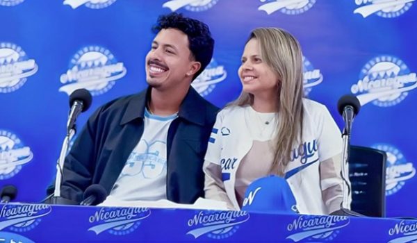 El grandes ligas Mark Vientos con su madre, la nicaragüense Katty C. Wilmor, el día que él fue presentado como miembro de la selección nicaragüense que participará en el Clásico Mundial de Beisbol. LA PRENSA/ TOMADA DE REDES SOCIALES