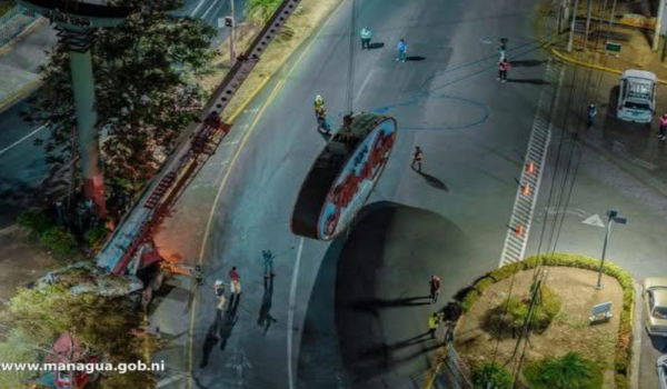 Retiran del centro de Managua el histórico rótulo del ron Flor de Caña