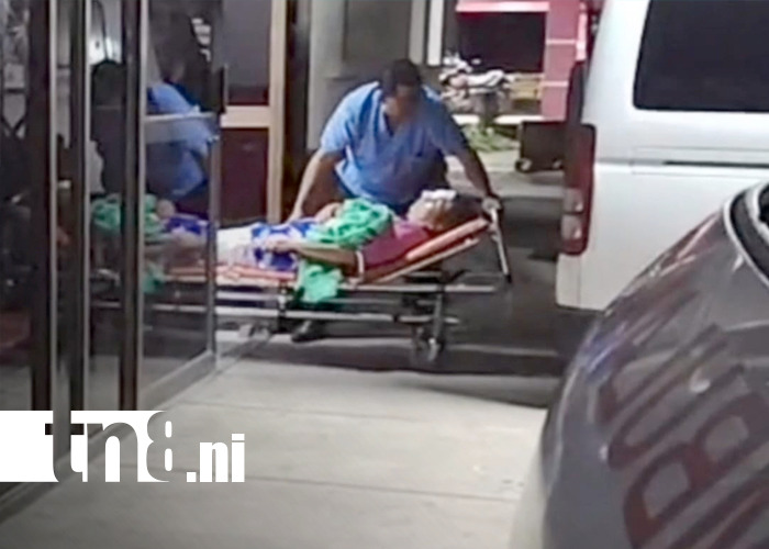 Magaly de los Ángeles Pérez Aragón, de 39, ingresa de emergencia al Hospital Regional Santiago de Jinotepe tras agresión de su pareja. Foto: Canal 8.