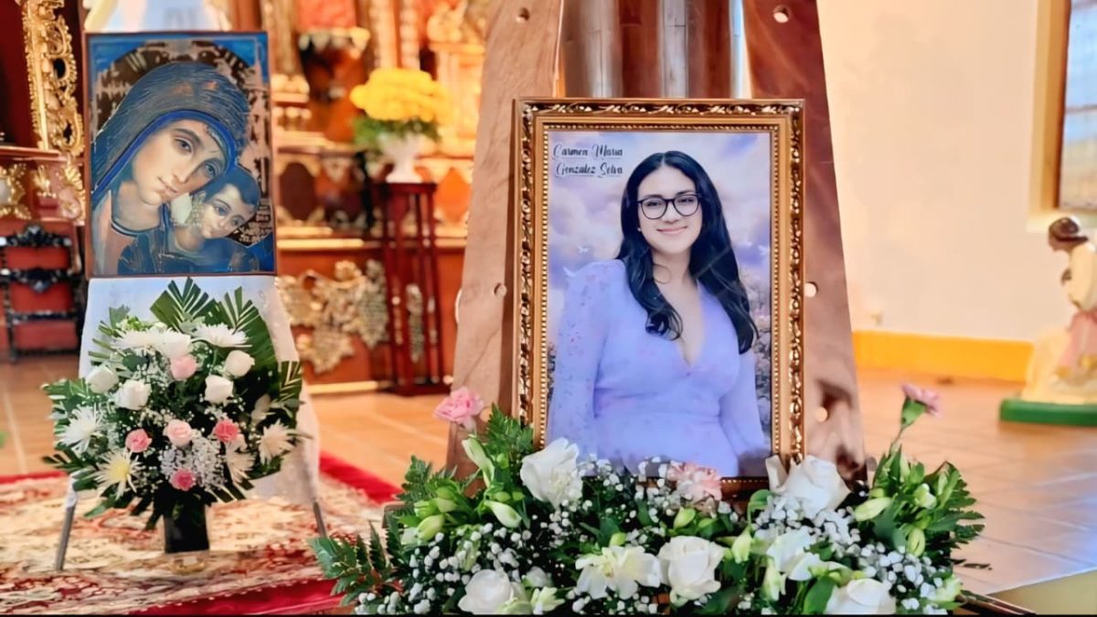 Misa de cuerpo presente de Carmen María González Selva, de 23, en la parroquia San Pedro Apostol de Diriá, en Granada. Foto: Multimedia Nicaragua/Facebook.