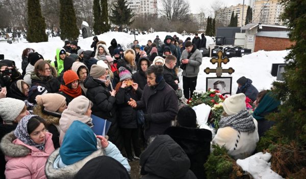 Madre de opositor ruso Alexéi Navalny reclama «justicia» para su hijo «envenenado»