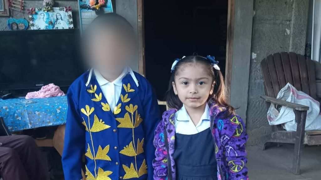 Dania Sofía Espinoza Martínez, de 5 años (a la derecha) y su hermano Liam Xavier Espinoza Martínez, de 7. Foto: Cortesía.