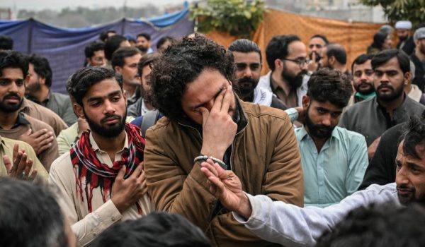 Mueren 30 personas en atentado suicida en mezquita de Pakistán