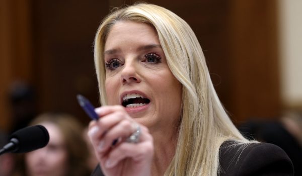 Demócratas acusan a fiscal general Pam Bondi de «encubrimiento» de archivos del caso Epstein