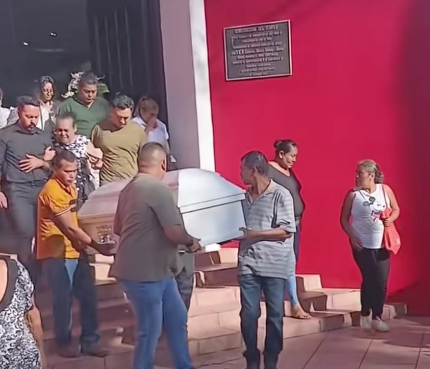 Ataúd de la niña Dania Sofía Espinoza Martínez, de 5 años, saliendo de misa de cuerpo presente en la parroquia de Ticuantepe. Foto: captura de video de tiktok.