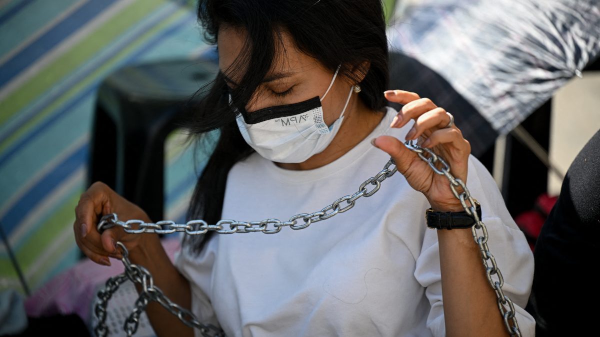 una decena de mujeres se acostaron en línea en la entrada de Zona 7, donde acampan familias desde hace más de un mes. Federico Parra/AFP