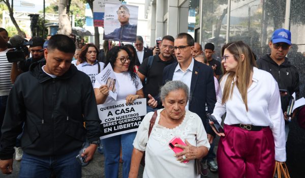 Asamblea Nacional, dominada por el chavismo, se reúne con familiares de presos políticos de Venezuela