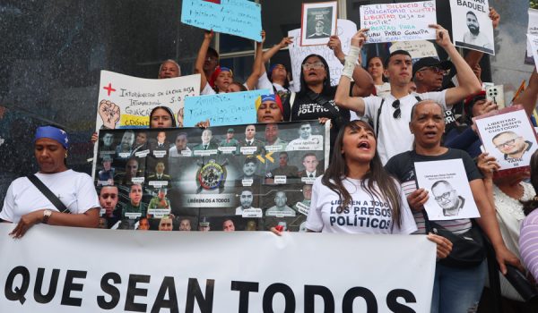 Familias dicen que plan de amnistía excluye a la mitad de los presos políticos de Venezuela