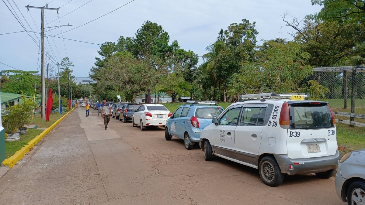 Más de 600 taxistas y dueños de concesiones asistieron a reunión con las autoridades de la Alcaldía de Bluefields y la Policía Nacional. Foto: Tomada de la Alcaldía de Bluefields.