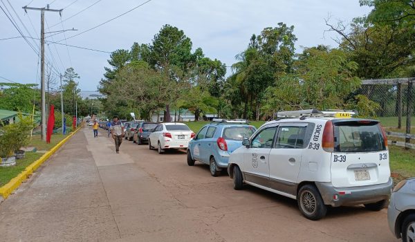 Más de 600 taxistas y dueños de concesiones asistieron a reunión con las autoridades de la Alcaldía de Bluefields y la Policía Nacional. Foto: Tomada de la Alcaldía de Bluefields.