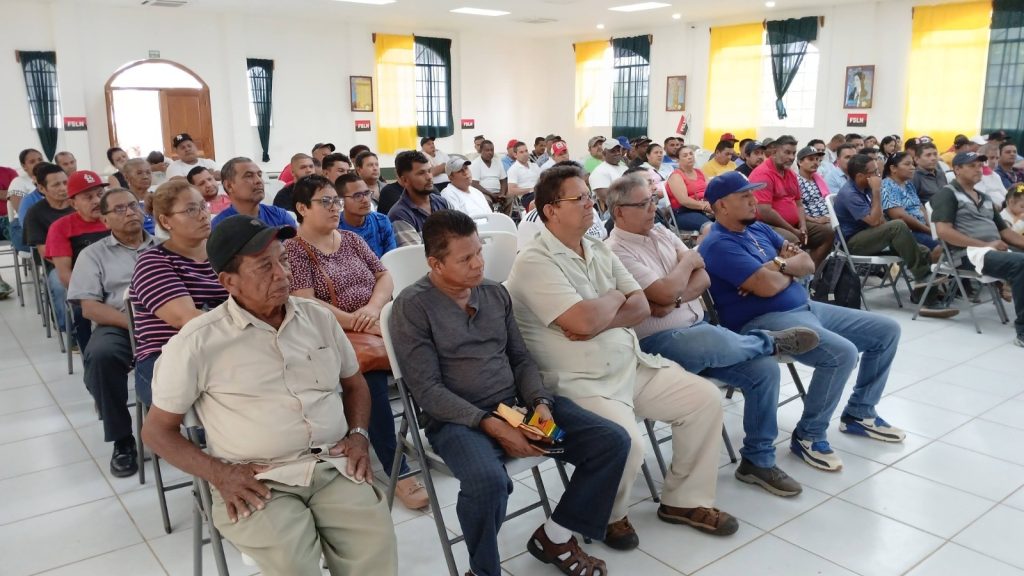 Más de 600 taxistas y dueños de concesiones asistieron a reunión con las autoridades de la Alcaldía de Bluefields y la Policía Nacional. Foto: Tomada de la Alcaldía de Bluefields.
