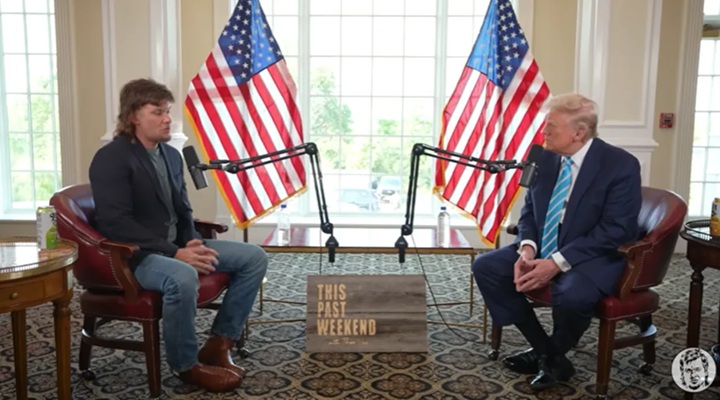 Theo Von entrevistando a Donald Trump, en septiembre de 2024. LA PRENSA/ REDES SOCIALES