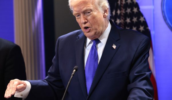 Trump anuncia que impondrá un arancel global del 10 por ciento amparado en una nueva ley