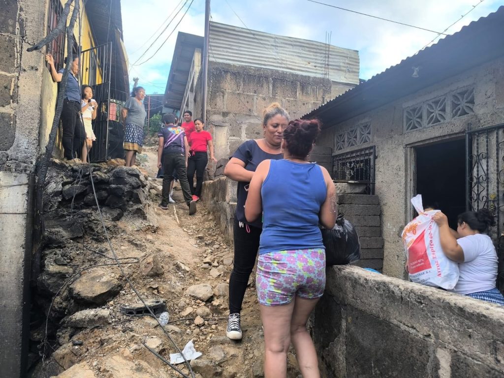 Vecinos y amigos ayudan a Aura Nelys Marín Calero, tras perder todo en un incendio. Foto: Yeling Cruz Urbina Noticias/facebook.
