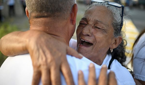 «¡Somos libres!»: treinta presos políticos salen de cárcel chavista en Venezuela tras la amnistía