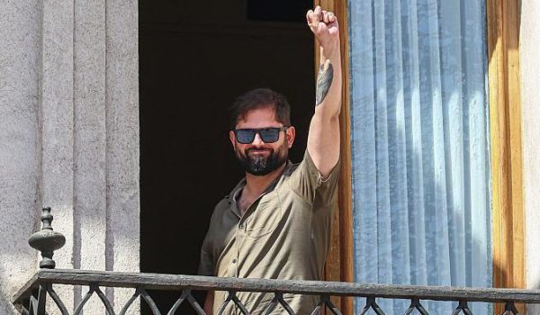 Getty Images Boric despidiéndose de sus partidarios este 7 de marzo desde el palacio de La Moneda.