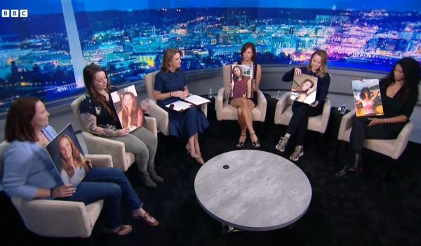 BBC De izquierda a derecha: Jena-Lisa Jones, Wendy Pesante, Victoria Derbyshire, Joanna Harrison, Chauntae Davies y Lisa Phillips durante la entrevista en el programa BBC Newsnight.