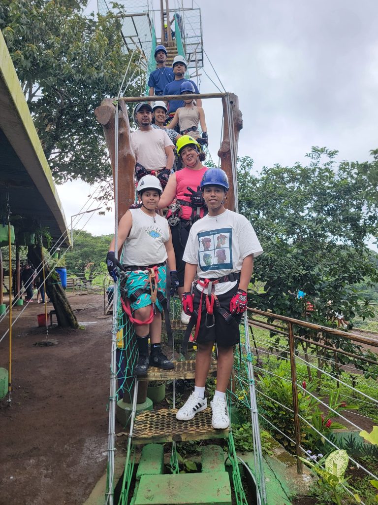 Grupo de turistas a punto de subir al Canopy Guardabarranco, en Catarina