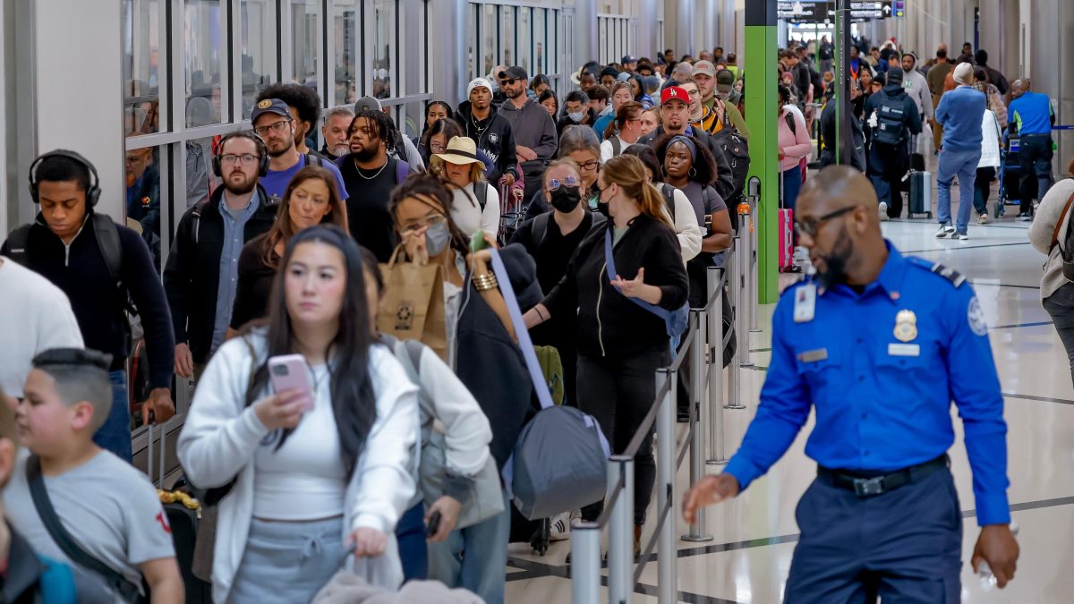 Pasajeros han tenido que formarse durante horas para cruzar los controles de seguridad en varios aeropuertos de EE.UU.