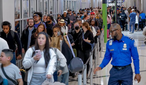 Pasajeros han tenido que formarse durante horas para cruzar los controles de seguridad en varios aeropuertos de EE.UU.