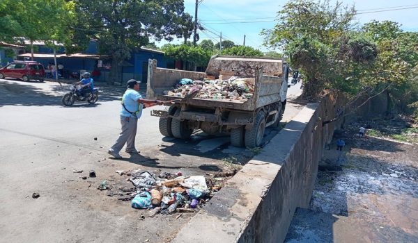 Limpieza de cauces en Chinandega, tarea de nunca acabar ante acumulación recurrente de desechos
