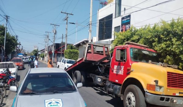Grúas retiran vehículos mal estacionados y arrecian controles en Chinandega