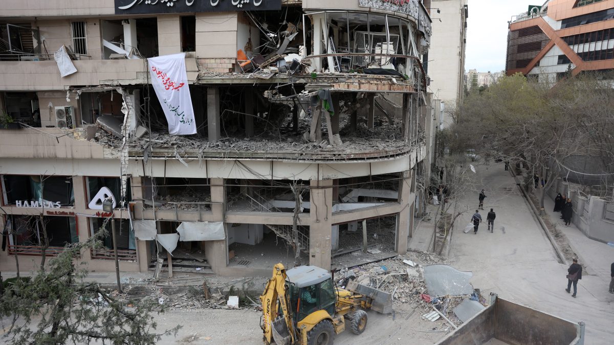 Un edificio comercial dañado por un bombardeo en el norte de Teherán. EFE/EPA/ABEDIN TAHERKENAREH