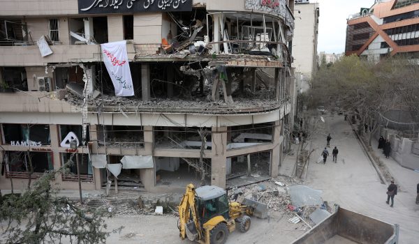 Un edificio comercial dañado por un bombardeo en el norte de Teherán. EFE/EPA/ABEDIN TAHERKENAREH