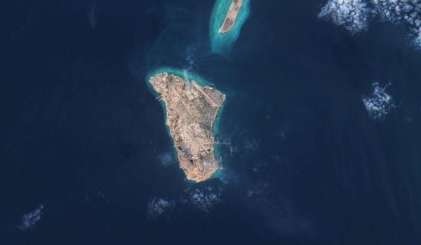La isla de Jark, ubicada a unos 28 kilómetros de la costa iraní, es la terminal petrolera más importante de Irán.