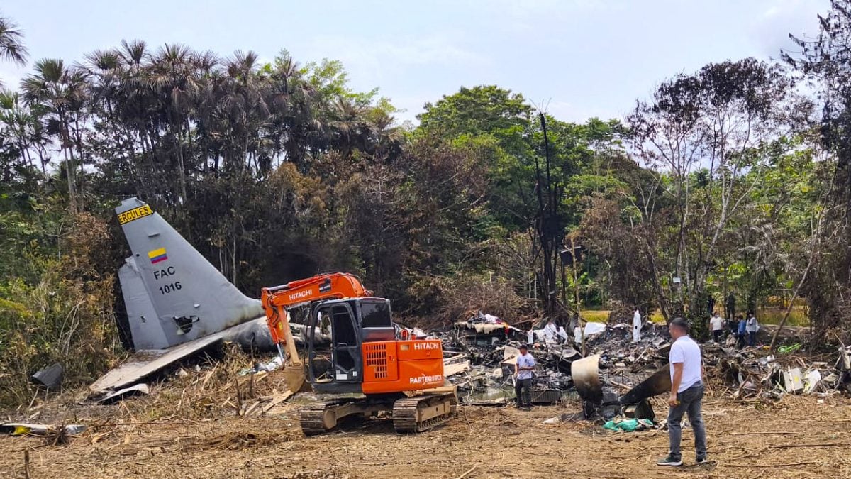 Una excavadora trabaja en el lugar del accidente del avión Hércules de la Fuerza Aérea que se estrelló durante el despegue en Puerto Leguizamo, Colombia, cerca de la frontera sur con Ecuador, el 24 de marzo de 2026. Foto: AFP/ Daniel Ortiz