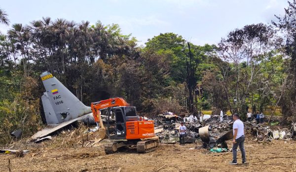 Una excavadora trabaja en el lugar del accidente del avión Hércules de la Fuerza Aérea que se estrelló durante el despegue en Puerto Leguizamo, Colombia, cerca de la frontera sur con Ecuador, el 24 de marzo de 2026. Foto: AFP/ Daniel Ortiz