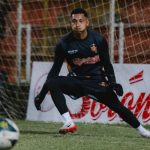 Vea el pelotazo en la cara que saca del partido al portero de la Selección Nacional