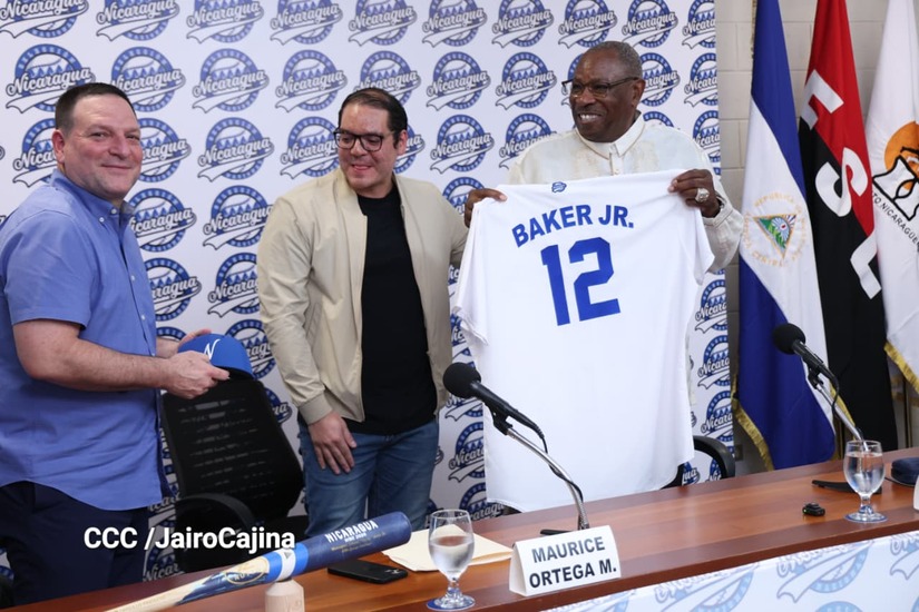 Maurice Ortega con la leyenda del beisbol, Dusty Baker, en agosto de 2025