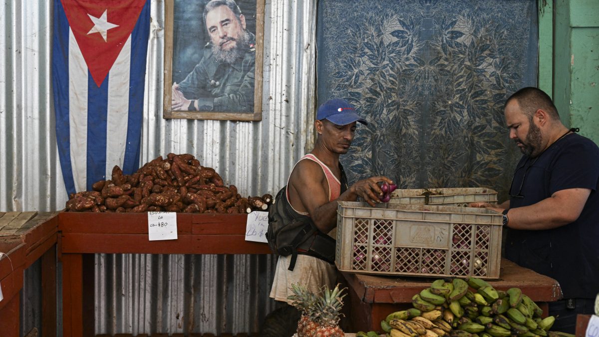 La "libreta" o cartilla de racionamiento nunca se ha reformado a pesar de los anuncios, y la canasta subsidiada es prácticamente inexistente. AFP/YAMIL LAGE