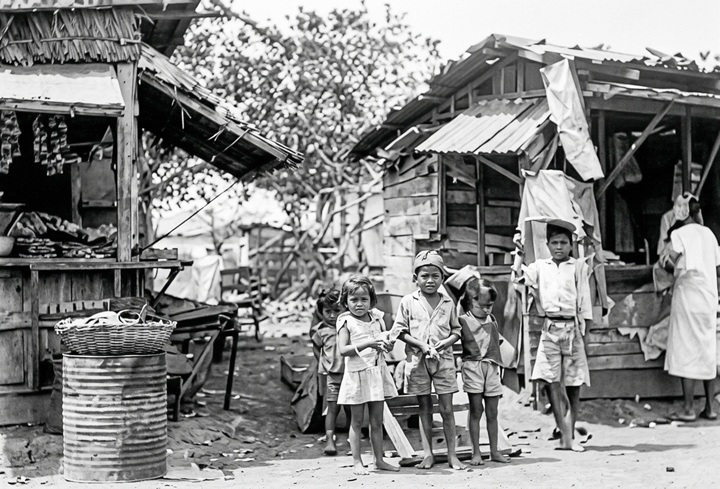 Escena del mercado del Patión, poco antes de ser demolido el 15 de marzo de 1941. LA PRENSA/ LA NOTICIA/ MEJORADA CON IA