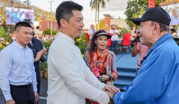El embajador chino Qu Yuhui saluda al dictador Daniel Ortega durante la entrega de buses chinos a cooperativas el 16 de febrero de 2026.