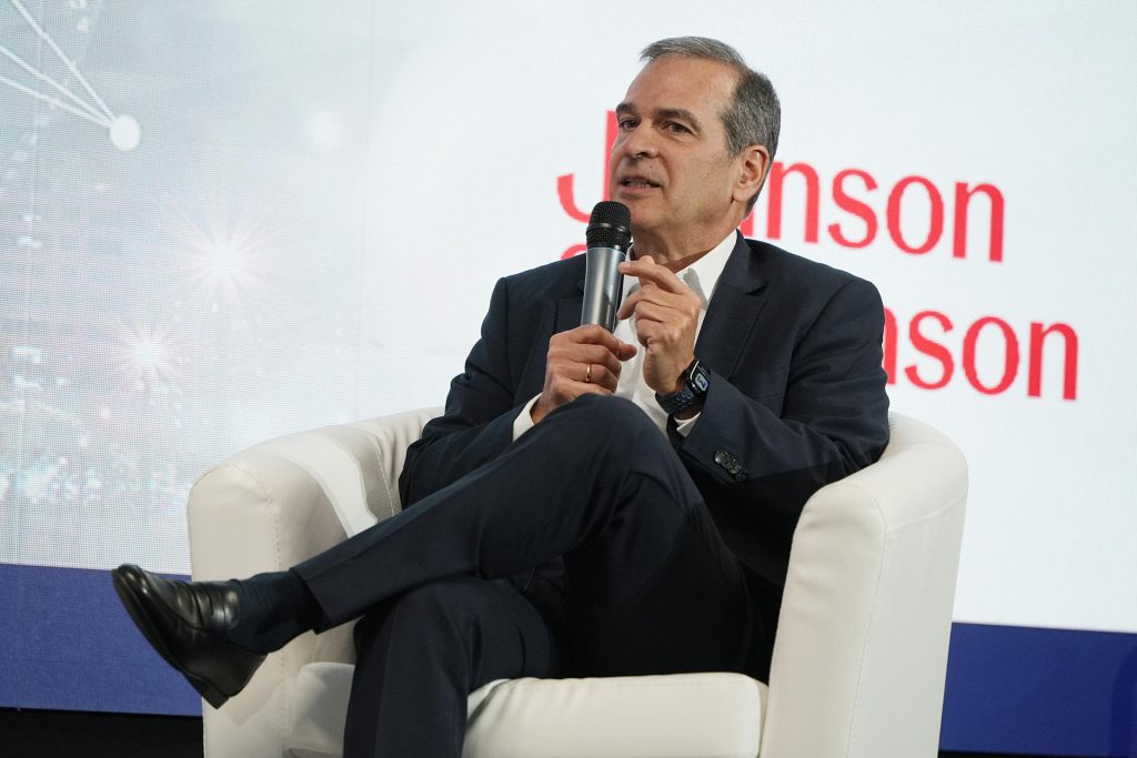 l gerente general de Roche Pharma, Caribe, Centroamérica y Venezuela, Álvaro Soto (d), habla en el V foro 'Panamá como centro de innovación en salud' este miércoles, en Ciudad de Panamá 
