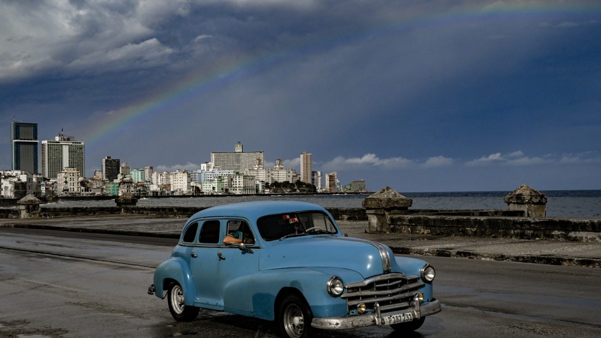Cuba se esforzó por restablecer el suministro eléctrico tras un apagón nacional que afectó a la isla. FOTO: YAMIL LAGE / AFP